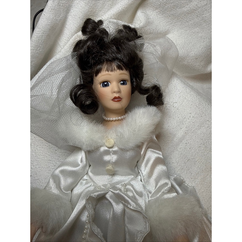 Royalton Collection 1999 Bride Porcelain Doll White Wedding‎ Dress Veil Pearls